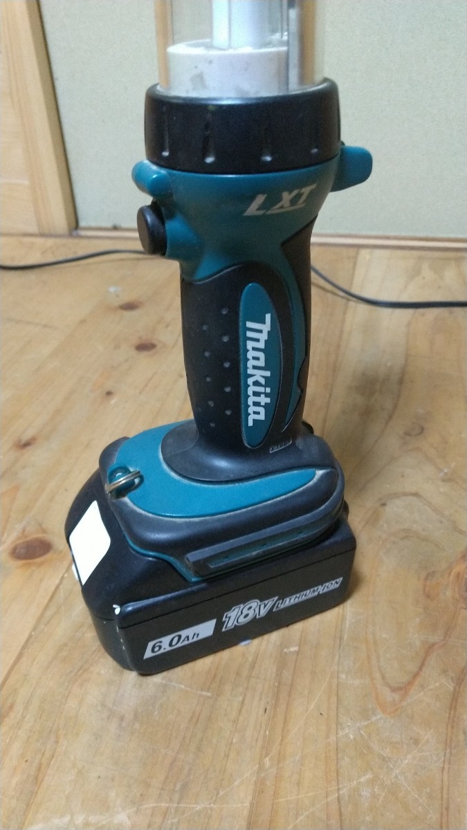 makita マキタ ワークライト 充電式ライト ML184 18V/14.4V　バッテリー付き BL1860B ジャンクにて_画像2