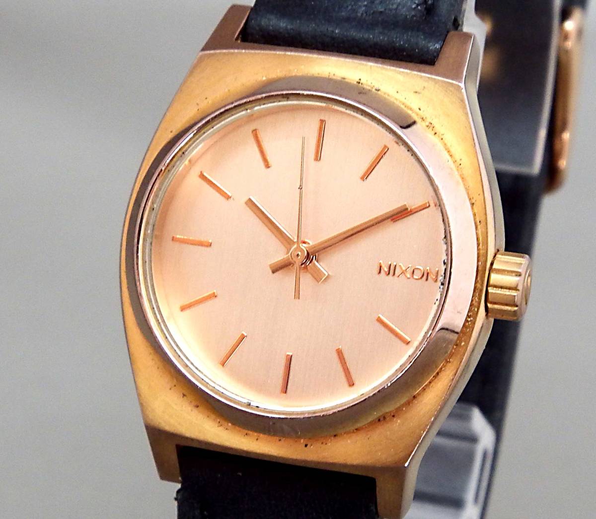 EU-9536■NIXON ニクソン レディース腕時計 3針 ピンクゴールド色 中古_画像1