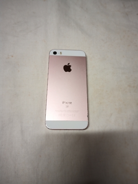 IPHONE SE　第１世代　64ＧＢ　中古品　（箱、イヤホン、SIMピン、リンゴシール等付属）_画像2