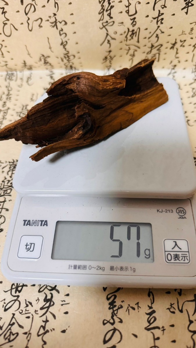 時代物　沈水『伽羅』頂　57g 香木　香道具　香炉　聞香　ベトナム産　御家流　お焼香　お香　塗香　原木　煎茶道具　茶香道具_画像5