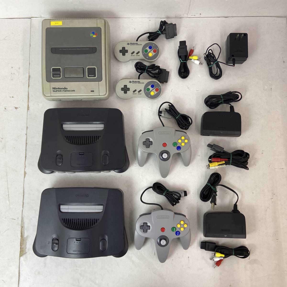 (23320)〓【1円～】任天堂 レトロゲーム機3台セット 【スーパーファミコン/NINTENDO64 ×2/コントローラー・ケーブル付き】 中古品_画像1