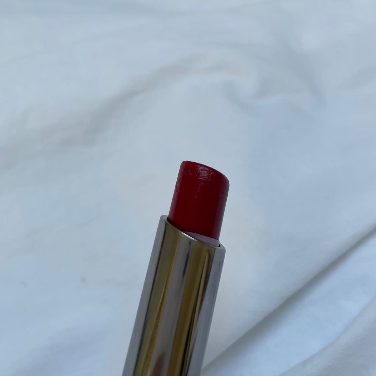 mac HUGGABLE LIPCOLOUR リップスティック　RED NECESSITY