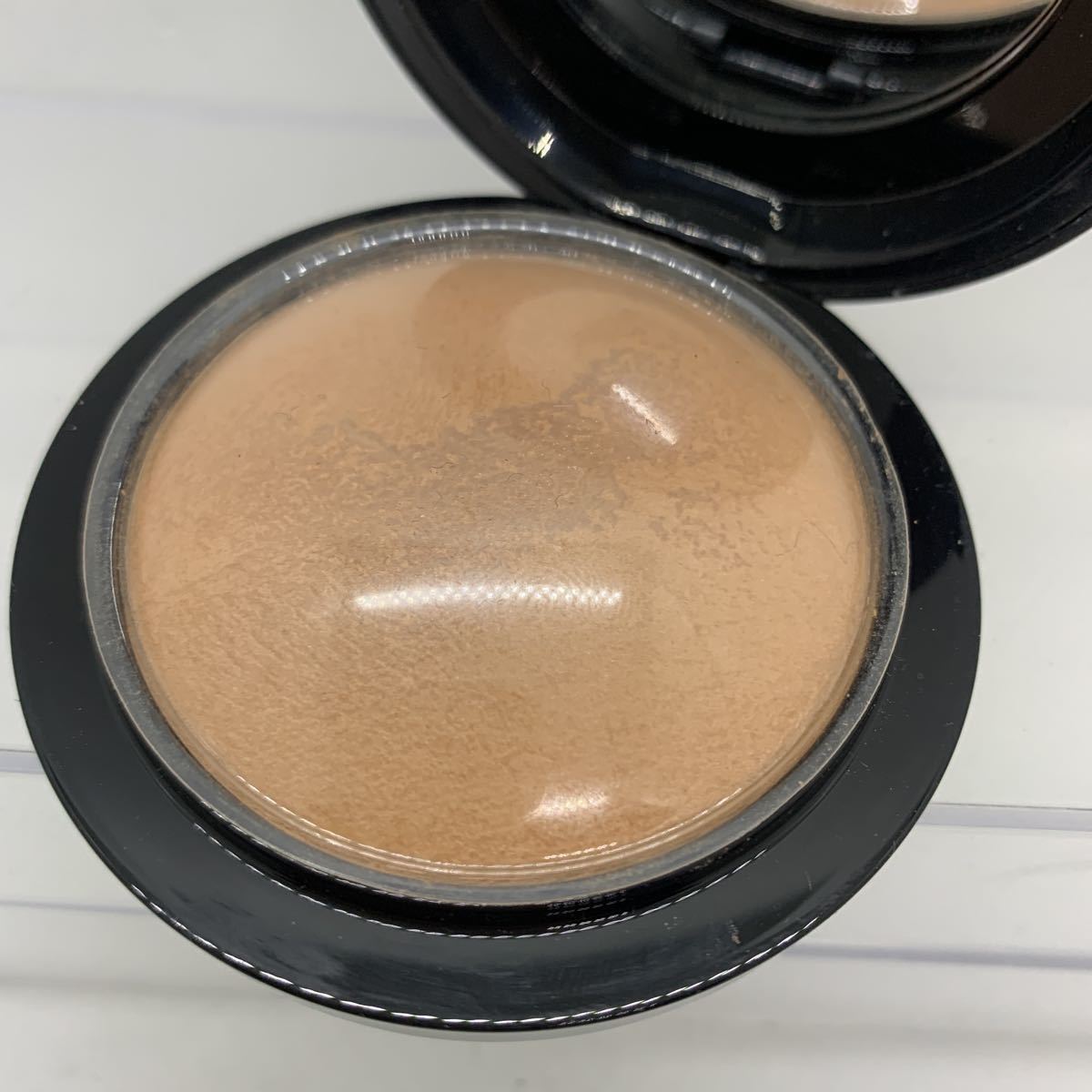 MAC face powder minelalaizs gold finish medium dark 22040340