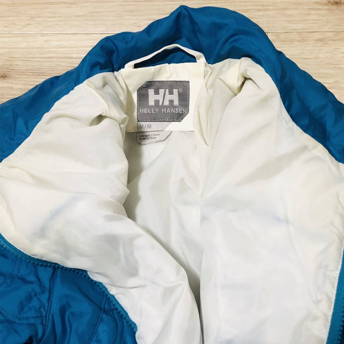 【送料無料】HELLY HANSEN ジップアップ中綿ジャケット水色　レディースMサイズ　ヘリーハンセンアウターアウトドアダウンジャケット