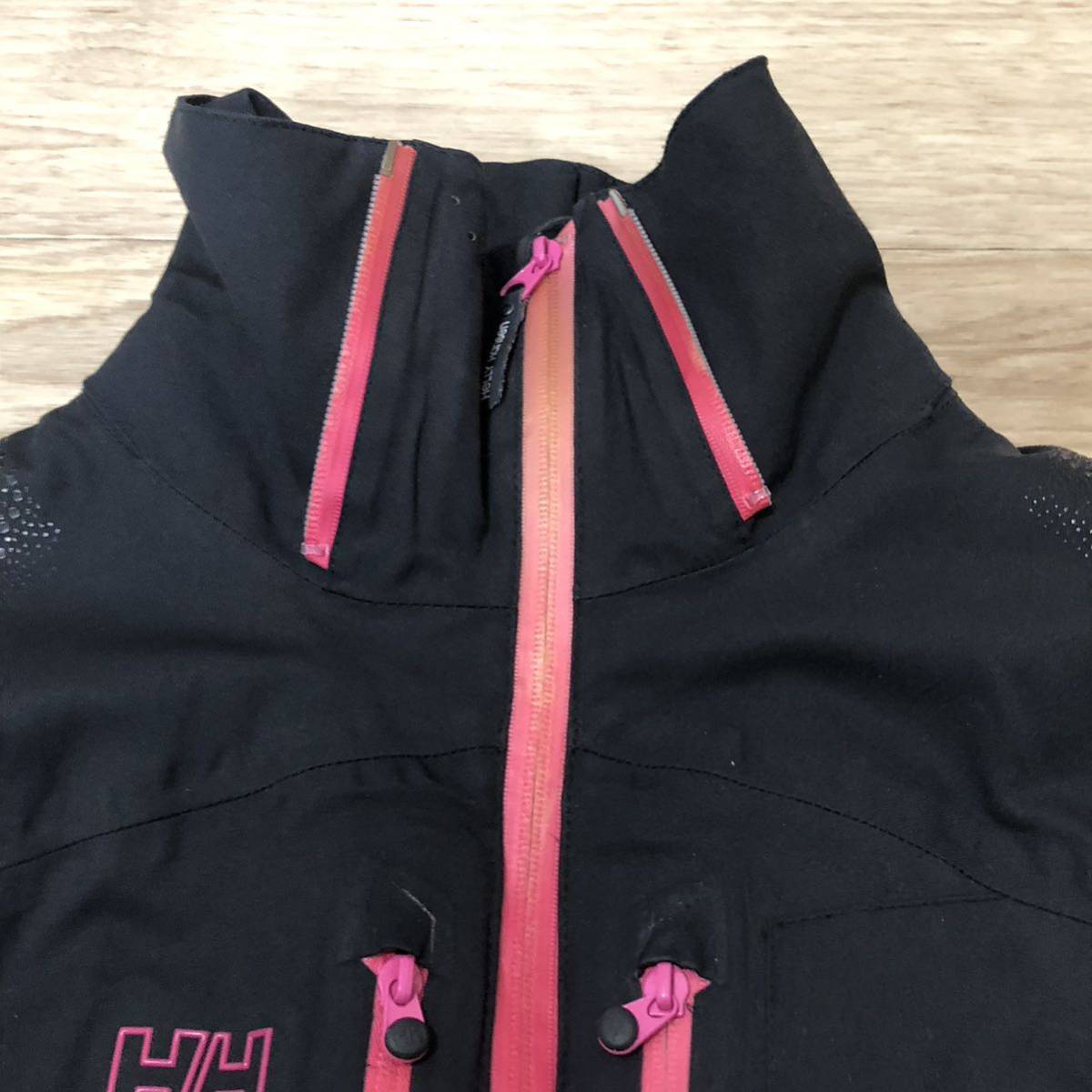 使用感ありHELLY HANSENジップアップスノージャケット黒ピンク 使用感ありHELLY HANSENジップアップスノージャケット黒ピンク