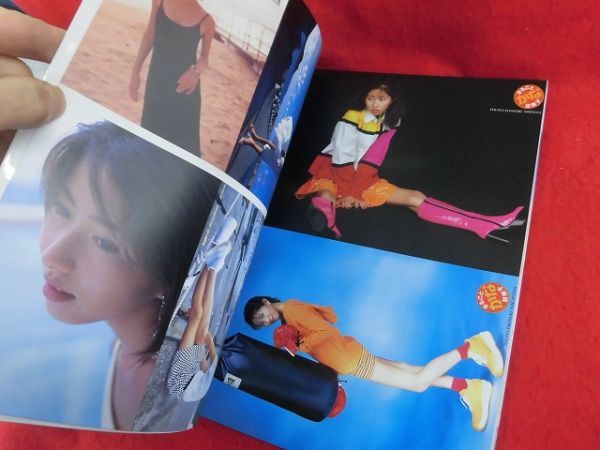 V181 ★シール/ポストカード付★榎本加奈子写真集「まるごと加奈子」学研DELUXE BOMB 1997年_画像3