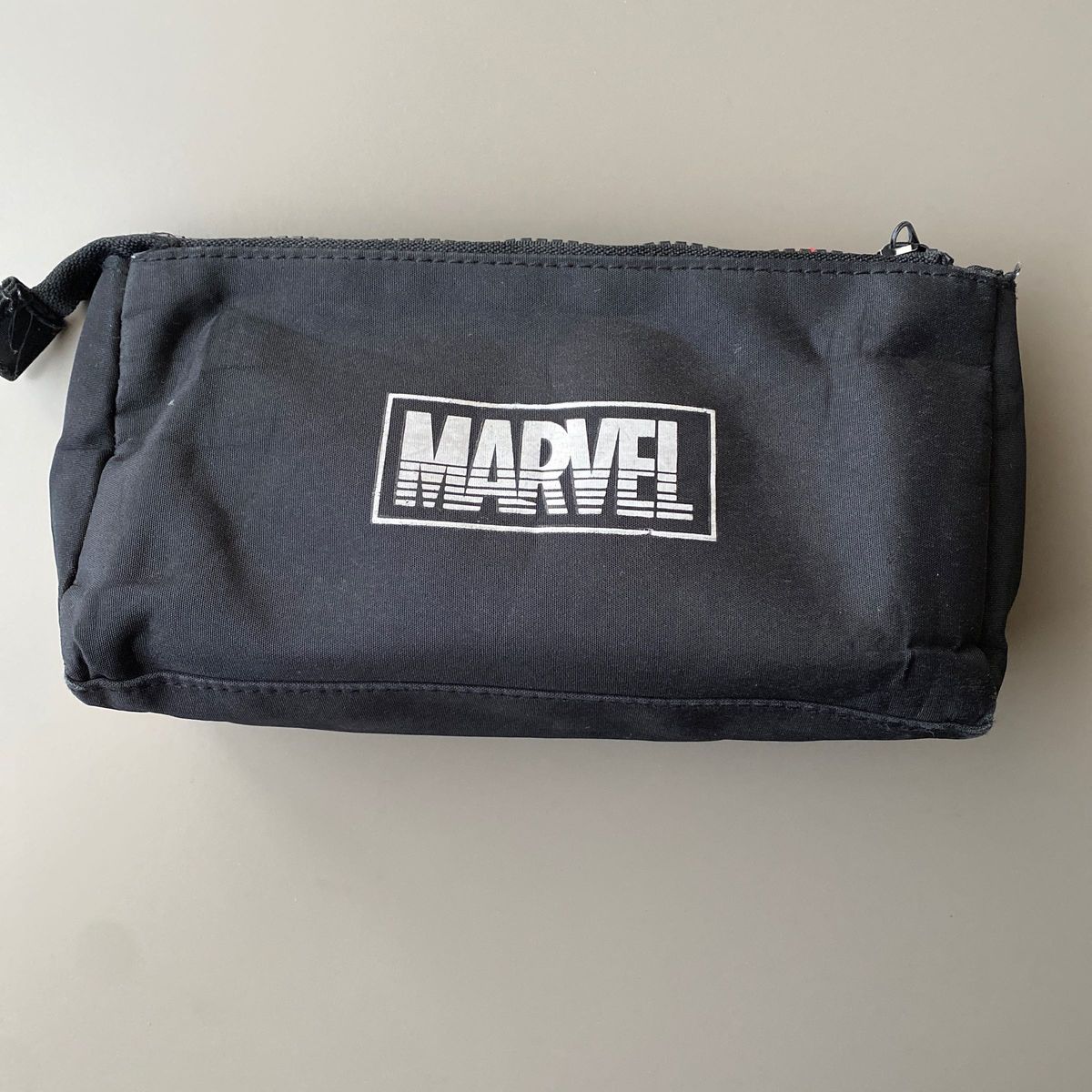 【セール】MARVEL マーベル ペンケース ペンポーチ 筆箱 メッシュ ブラック 三角 チャック 女子男子 小学生 中学高校 