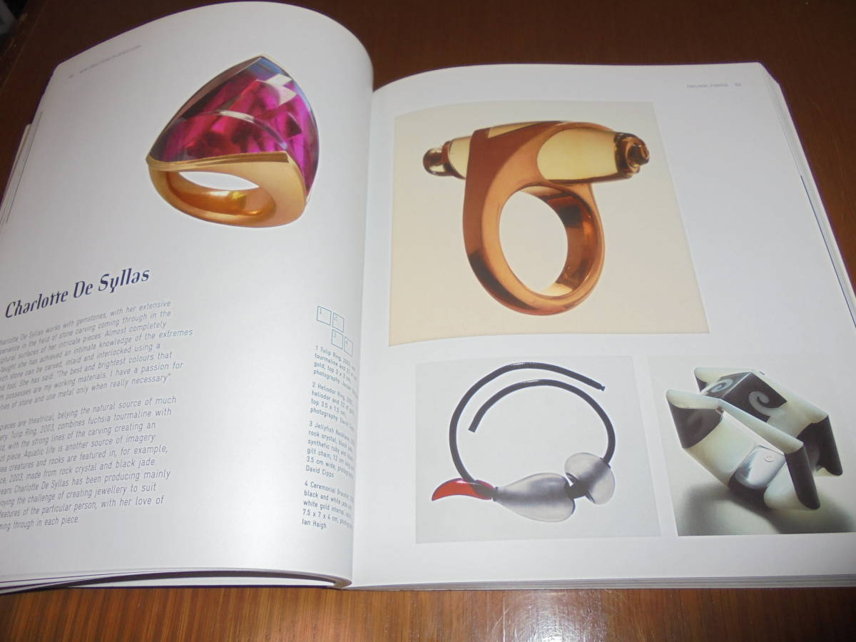 洋書ジュエリーの新たな方向性　New Directions In Jewellery　独創的なデザイン写真集　工芸　デザイン　ファッション_画像7