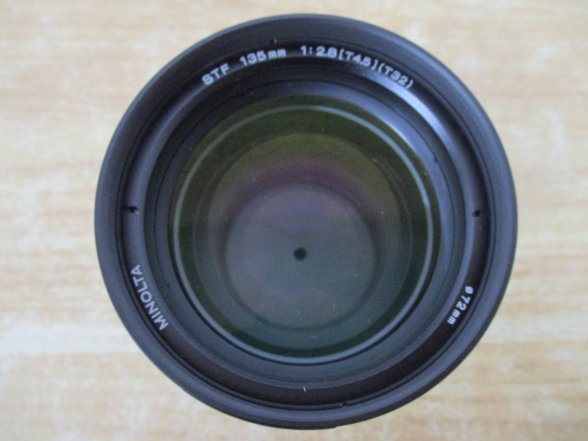 e9-2（MINOLTA STF 135mm 1:2.8 T4.5 T32 Φ72mm）ミノルタ SMOOTH TRANS FOCUS フード付 カメラ レンズ 動作未確認 ジャンク 現状渡しの画像4