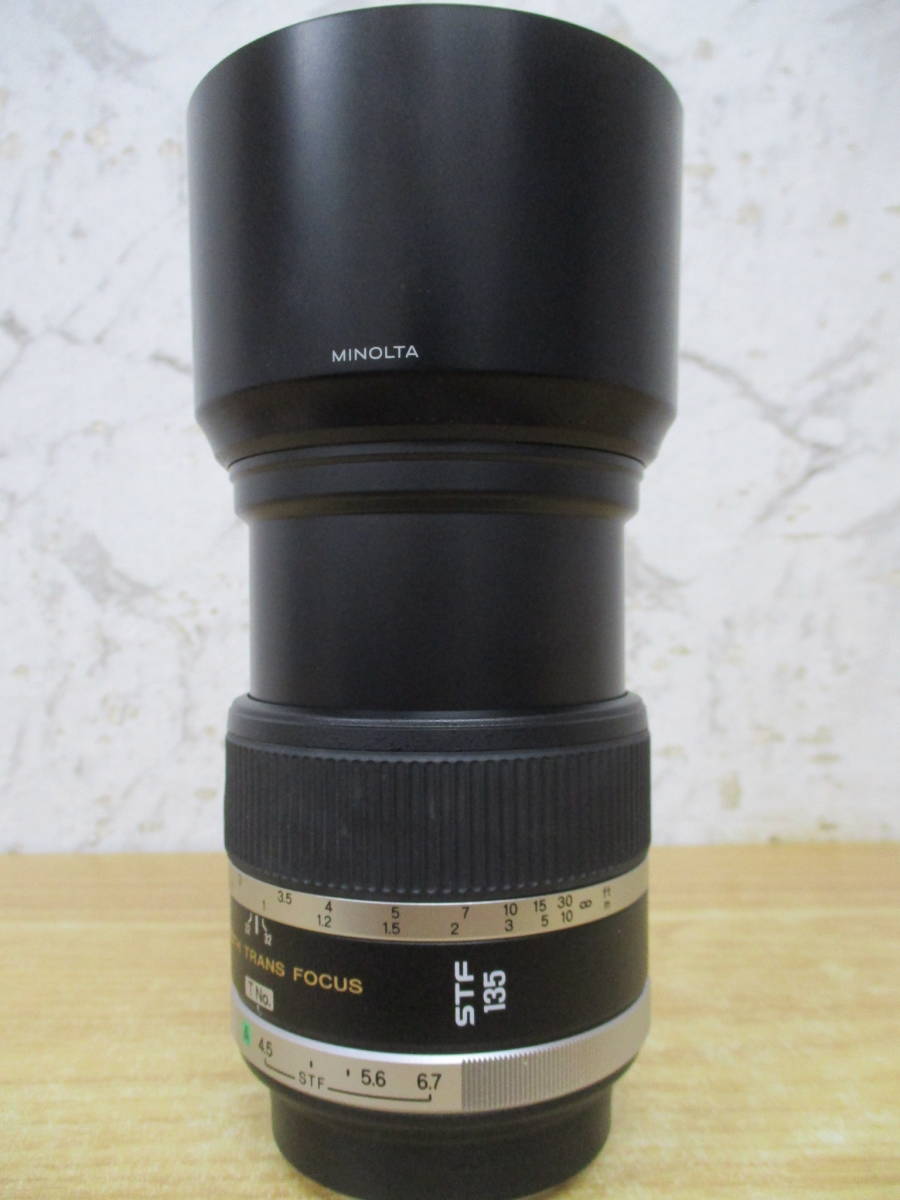 e9-2（MINOLTA STF 135mm 1:2.8 T4.5 T32 Φ72mm）ミノルタ SMOOTH TRANS FOCUS フード付 カメラ レンズ 動作未確認 ジャンク 現状渡しの画像3