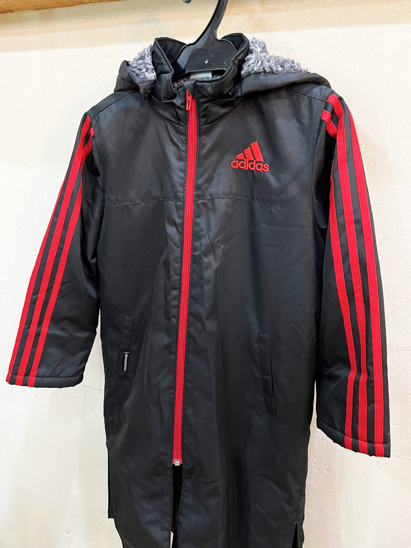 R1★adidas/アディダス ジュニア 中綿 サッカー ベンチコート ブラック×レッド ジュニアサイズ120 男の子用 サッカー スポーツ USED ★_画像3