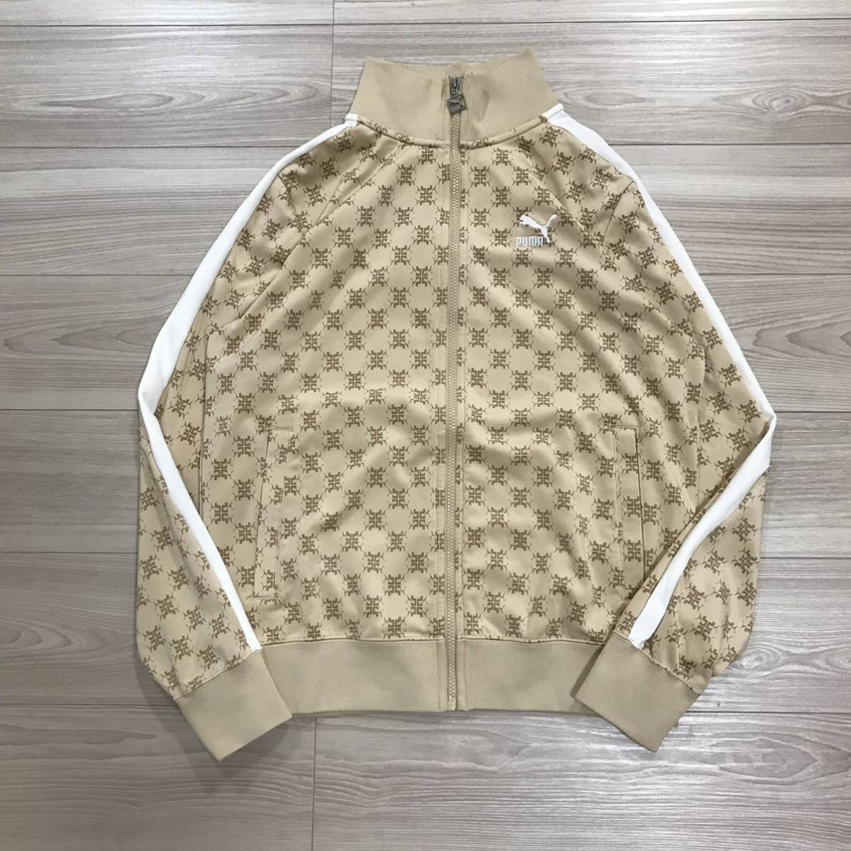 美品✨プーマ セットアップ モノグラム 総柄 ベージュ トラック 美品✨プーマ セットアップ モノグラム 総柄 ベージュ トラック