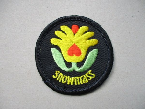 80s SNOWMASS ワッペン/花Colorado黒コロラドASPENスキー場ビンテージpatchスキーヤーvintageスキーUSAパッチUSアメリカSKIアスペン V198_画像1