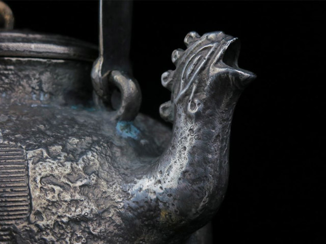  原文:金寿堂名人造　銀製蔵六形獣口饕餮文金（鍍金）摘湯沸　銀瓶　時代箱付　重さ約1,325g