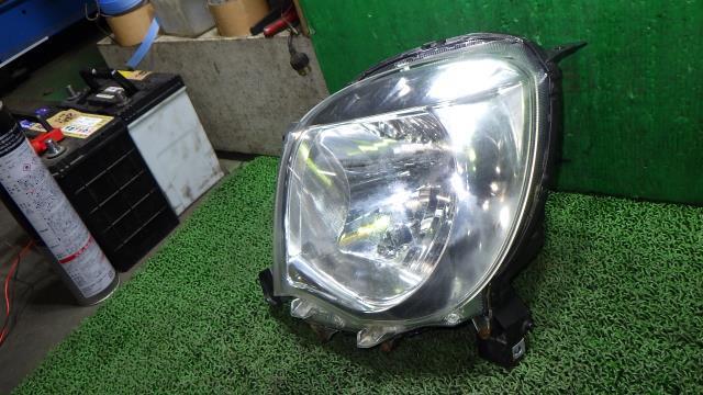 モコ DBA-MG33S 左ヘッドランプ STANLEY P9638 02260-4A00J 中古_画像4