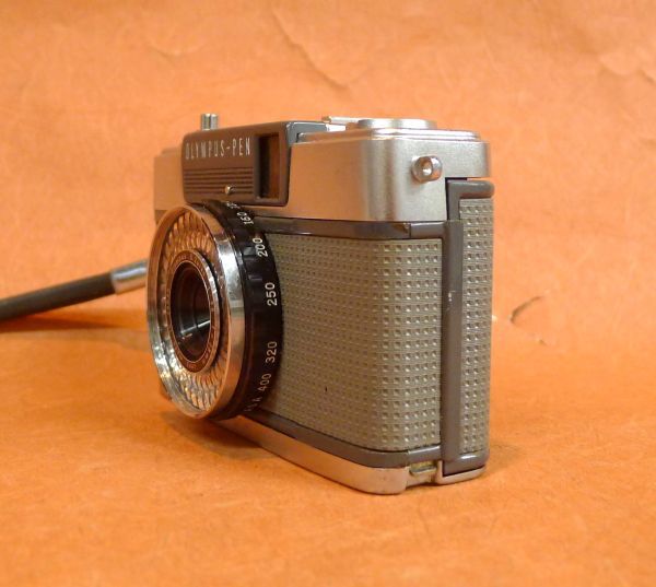 k536 OLYMPUS PEN EE-2 ボディとレンズ D.zuiko 1:3.5 f=28mm レンジファインダー サイズ：約 幅11×高さ7×奥行4.8ｃｍ /60の画像3