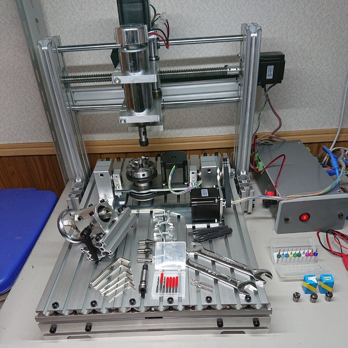 卓上CNCフライスCNC3020/3040/3060初心者向けセットアップガイド。組立からMACH3インストール、操作説明、4軸5軸、プログラム呼び出など。_5軸CNC3040参考画像