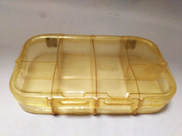 安値スタート！　Used ４０年以上前のDEWITT PLASTICS Fly Box フライボックス　６コマ　　MADE IN U.S.A.　尿素樹脂製・臭います_画像1