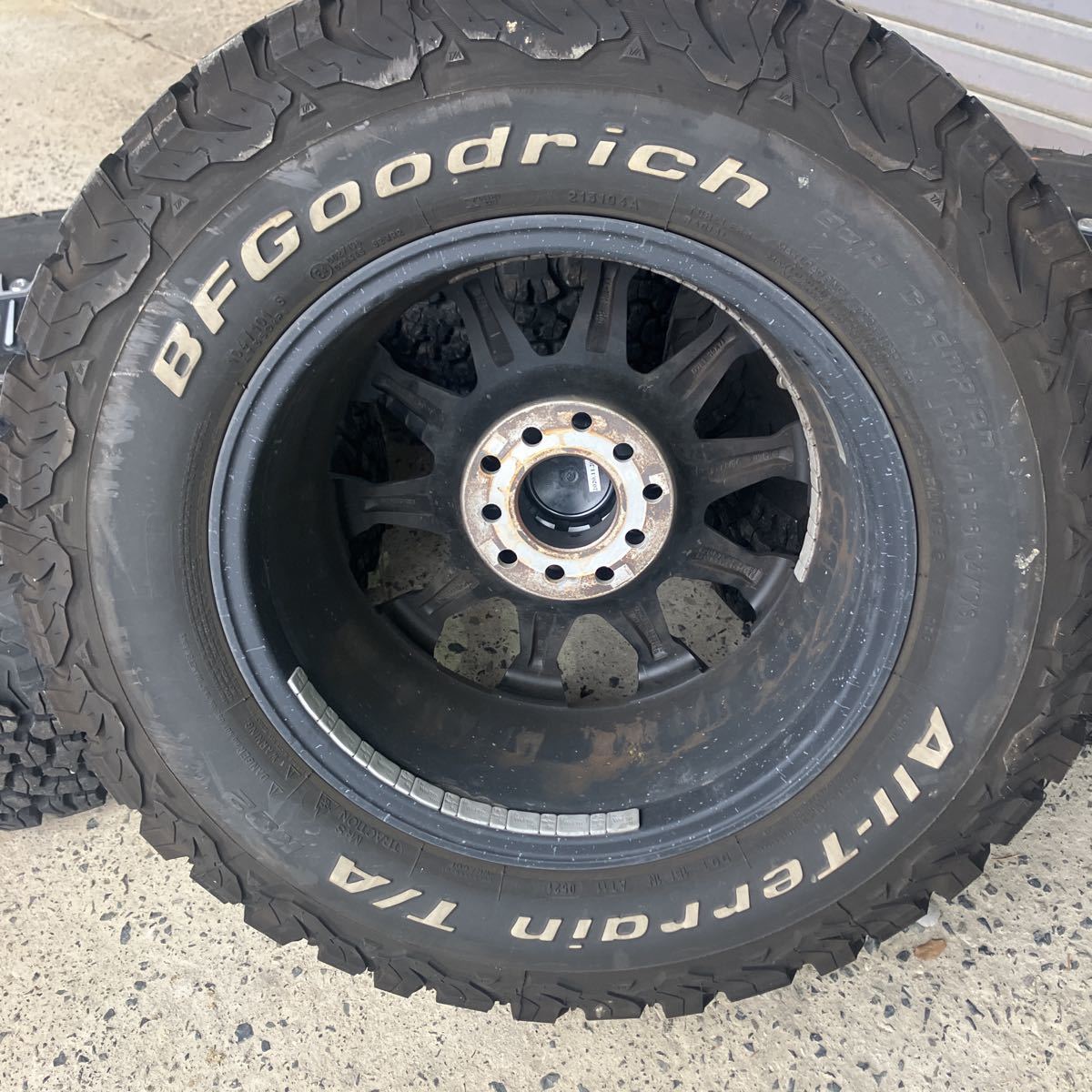 デリカD5 235/70R16 7J+35 4本セット BFGoodrich オールテレーンバリ山5000キロ未満　PCD114.3/127-5穴 美品_画像6