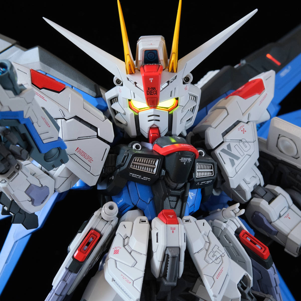MGSDフリーダムガンダム(全塗装/蛍光塗装) の商品詳細 MGSDフリーダムガンダム(全塗装/蛍光塗装) の商品詳細