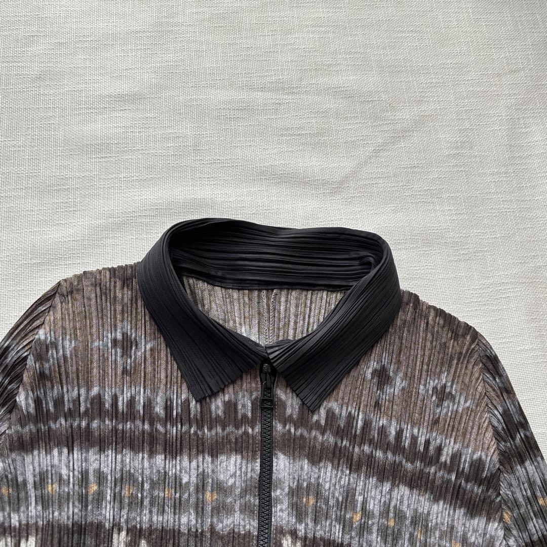極美品 > PLEATS PLEASE プリーツプリーズ 総柄 ジップアップ 極美品 > PLEATS PLEASE プリーツプリーズ 総柄 ジップアップ