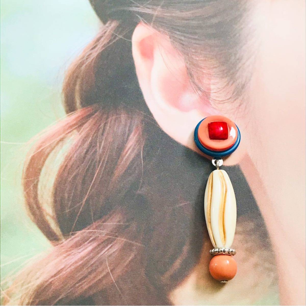 新品即決◆ハンドメイド　スタッドピアス　ボタン　アクセサリー　レトロポップ　ブルー　オレンジ　手作り　ゆらゆら_画像6