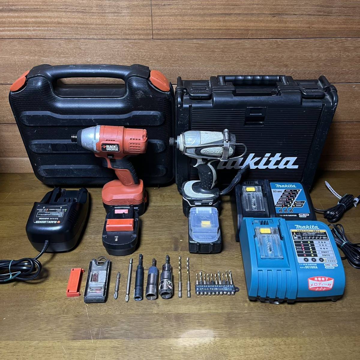 Makita TD131D / BLACK&DECKER SX5120 コードレス インパクトドライバ 2本 各種ビット 予備充電池 セット マキタ ブラックアンドデッカー _画像1