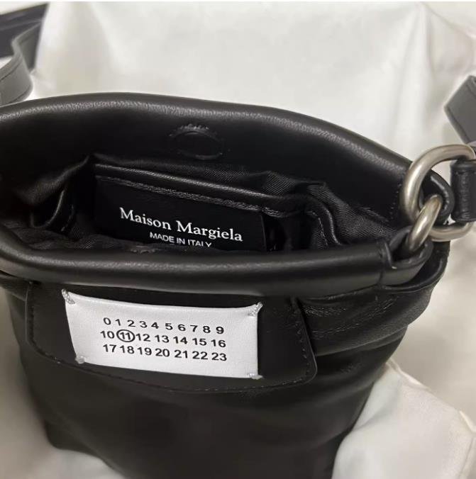 マルタンマルジェラ　Maison Margiela　ショルダーバッグ　スマホ入れ　斜め掛け　羊革_画像3