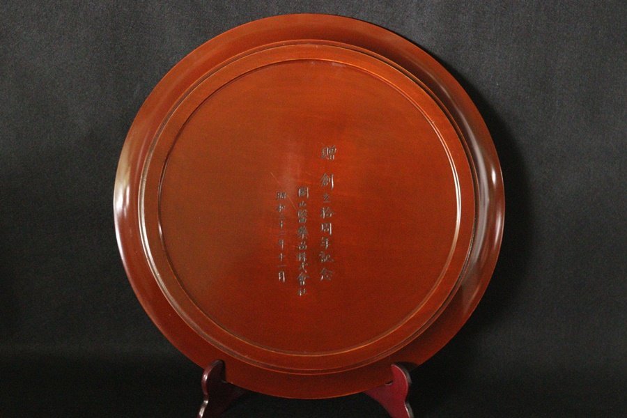 TB526讃岐彫 岡田静山 木地呂 花之図 丸盆 径約47cm◇共箱/木製/漆器/煎茶盆/取込盆/木工芸/漆芸/時代/骨董/古美術/古道具タグボート_画像3