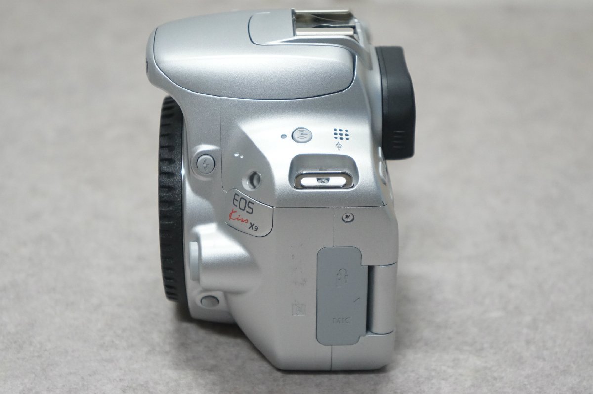 [SK][A4027280] Canon キャノン EOS kiss X9 シルバー デジタル 一眼 ボディ HKIR改造品 元箱,充電器,バッテリー1個等付き_画像5