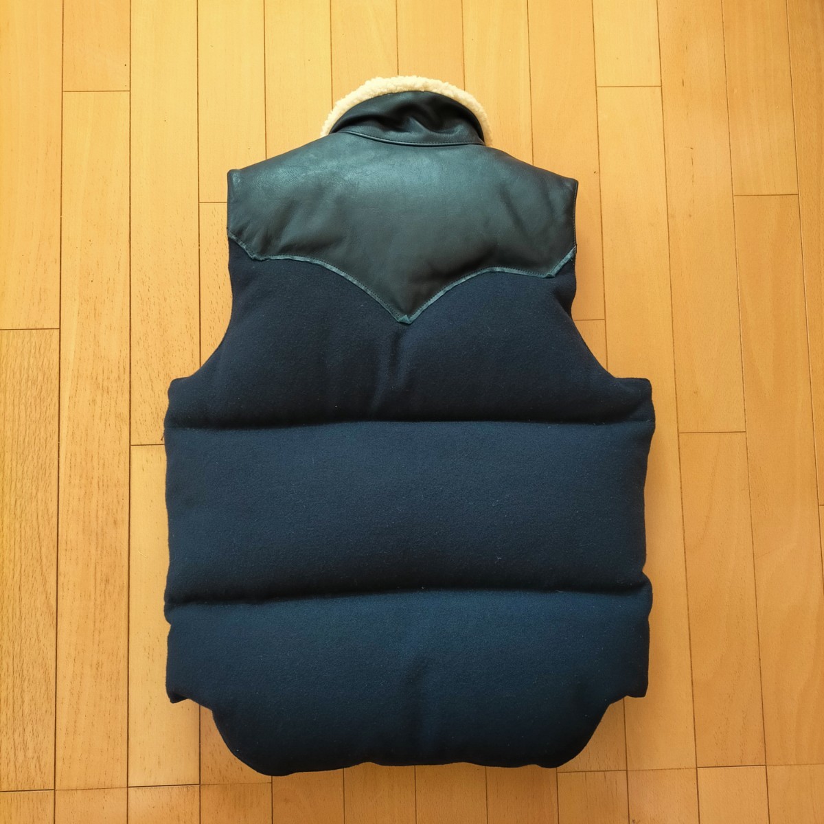 1円~ 新品 ロッキーマウンテン フェザーベッド Rocky Mountain Featherbed ダウンベスト ビンテージ 別注 ダウン ムートン ウール レザー_画像2