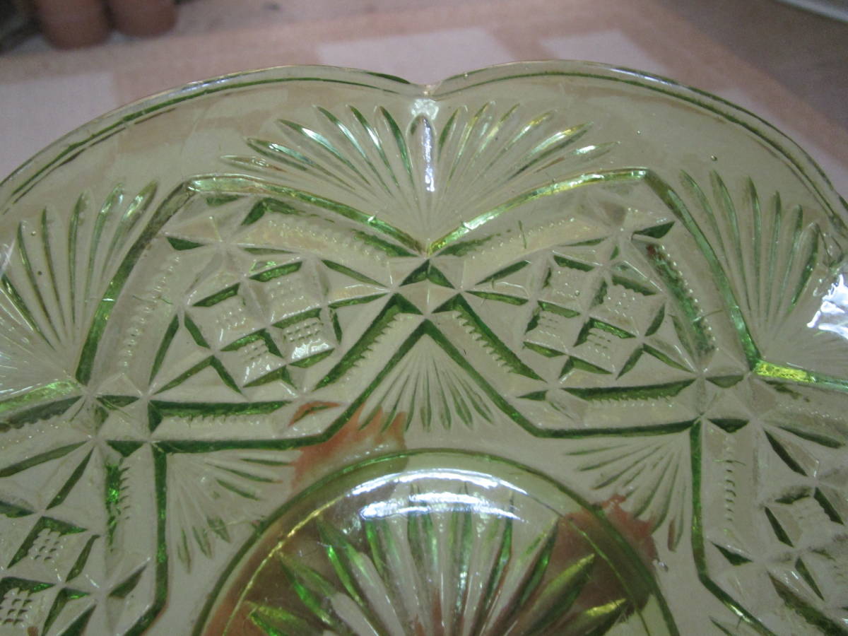 和ガラス型ガラスプレスガラス　茶器　菓子器　菓子鉢　菓子皿　1枚無傷　薄緑色　ウランガラス？　直径約19.1cm高さ約5.3cm_画像4