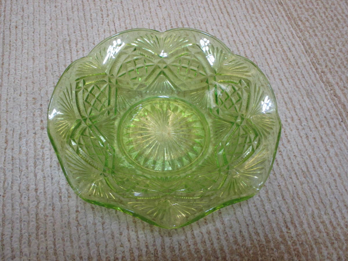 和ガラス型ガラスプレスガラス　茶器　菓子器　菓子鉢　菓子皿　1枚無傷　薄緑色　ウランガラス？　直径約19.1cm高さ約5.3cm_画像1