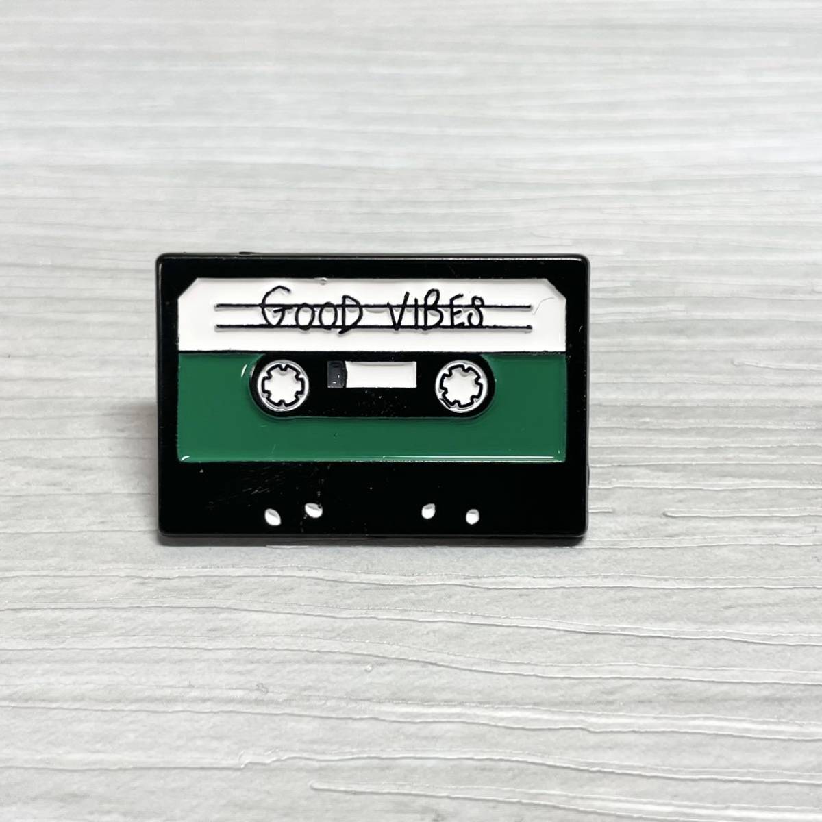 【ピンバッジ】カセットテープ レトロ グリーン