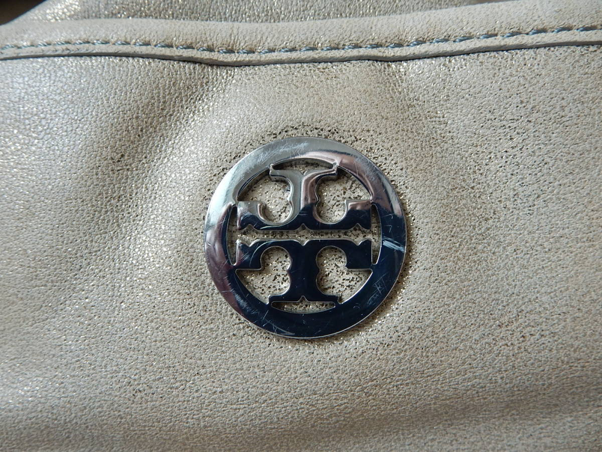 本革☆ビッグサイズ☆TORY BURCH(トリーバーチ)☆大判B4対応☆肩掛けOK☆レザートートバッグ ラメベージュ(金具シルバー)_フロントロゴ