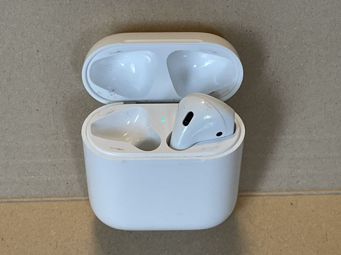 Apple 　AirPods　 第1世代　A1523 　右イヤホンと充電ケース　送料無料　_画像1