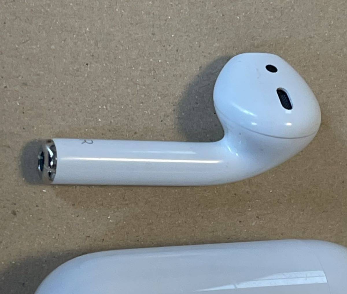 Apple 　AirPods　 第1世代　A1523 　右イヤホンと充電ケース　送料無料　_画像2