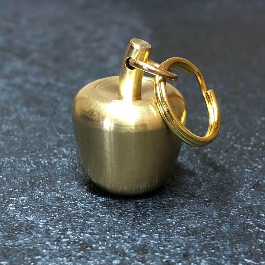 真鍮　小物入れ　リンゴ　かわいい　アクセサリー　キーホルダー　二重カン付_画像1
