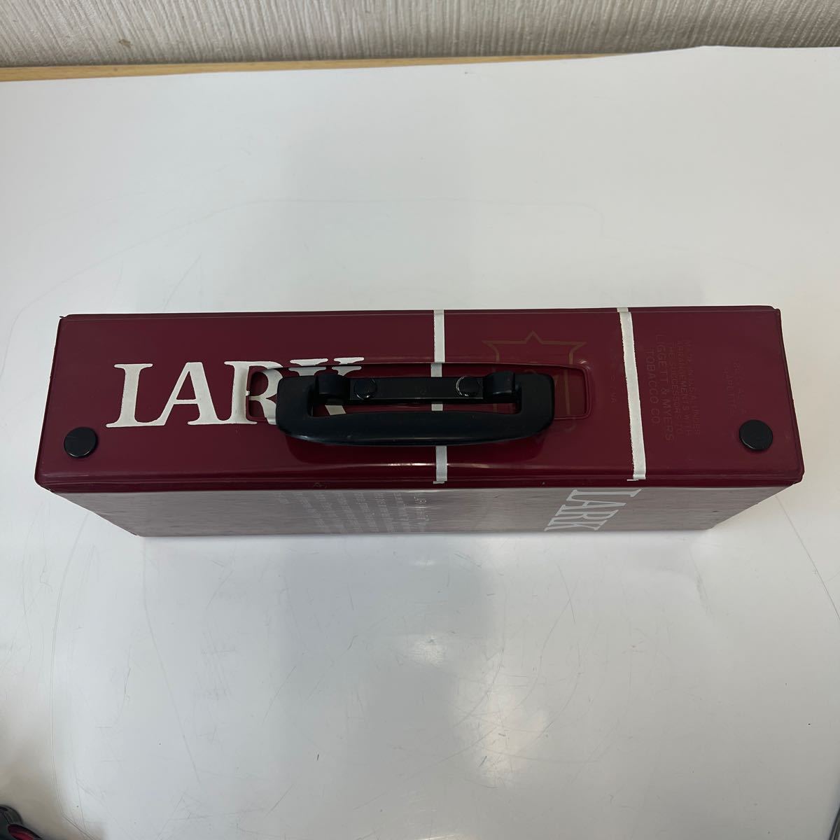 ゆ60 LARK カセットケース テープケース ラーク 持ち手付 レトロ コレクション 装飾 収納ケース トランク 中古 インテリア 赤ラーク_画像3