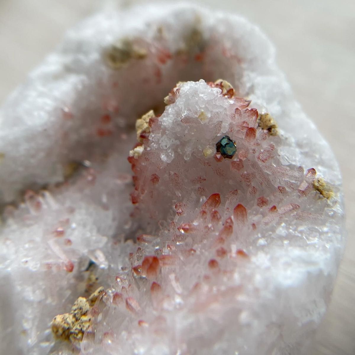 【蛍光鉱物】 マンガンカルサイトと赤水晶のジオード原石　鉱物標本　ジオード　クラスター　原石　カルサイト　赤水晶　パイライト　石