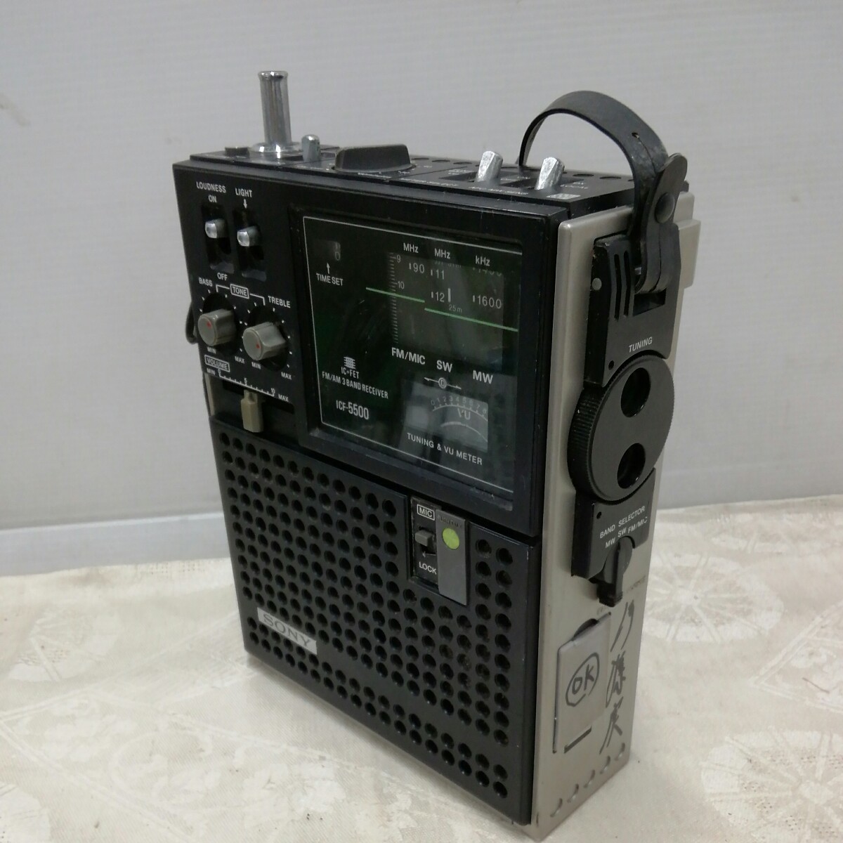 g_t Q760 FM/AMレシーバー “昭和レトロ　ソニー　「FM/AM 3バンドレシーバー ICF-5500」通電未確認　電池なし“_画像2