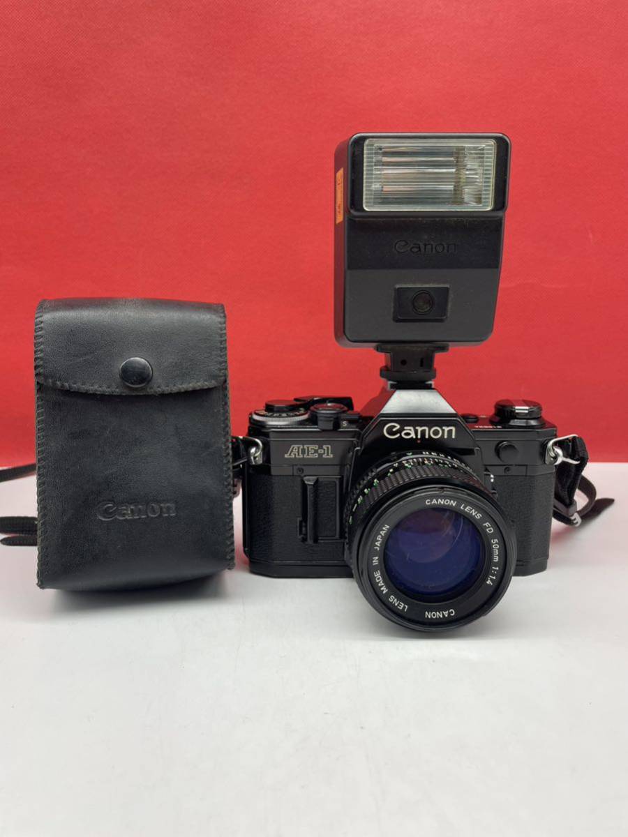 ＊ Canon AE-1 ブラック フィルムカメラ 一眼レフ SPEEDLITE 155A ストロボ フラッシュ レンズ FD 50mm 1:1.4 動作確認済み キャノン _画像1