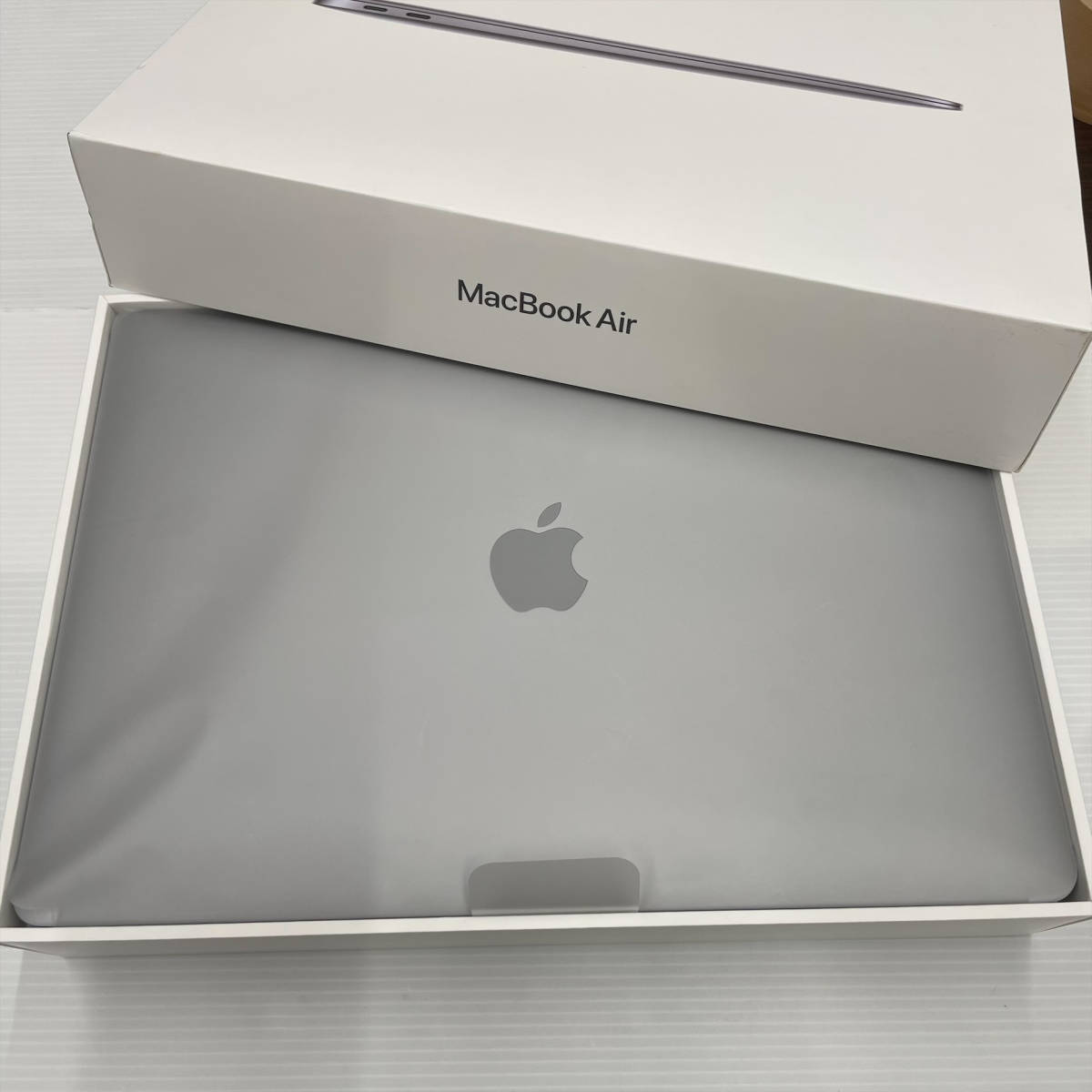 小#6214　充放電回数7回！　MacBook Air　2020年モデル　M1チップ　13インチ　8GBユニファイドメモリ　256GB SSD　シルバー　M2337　箱付_画像3