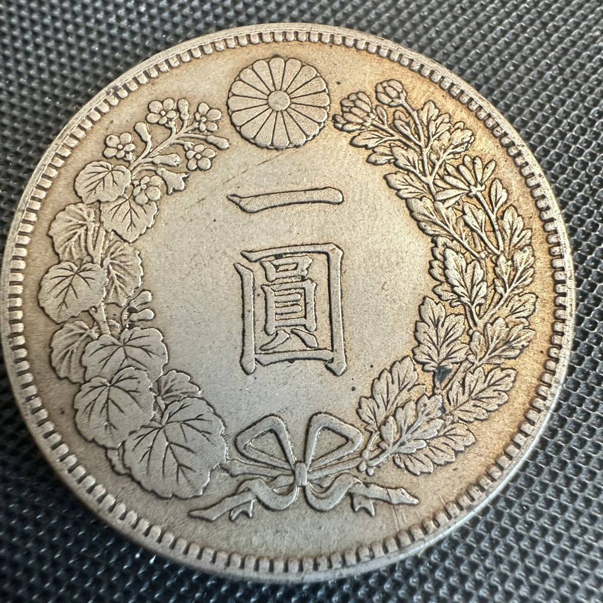 古銭　銀貨　一円銀貨　一圓 明治三十六年 日本古銭　貿易銀 大型銀貨 G6 重さ25.6g 美品_画像1