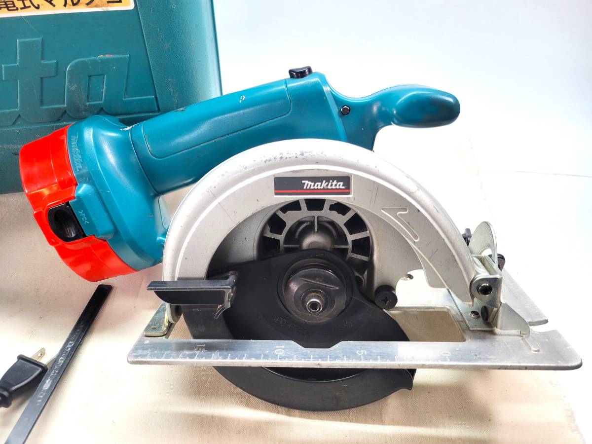 【中古良品】MAKITA マキタ 165ｍｍ充電式マルノコ　DC18V モデル5621D　充電器＆ケース＆バッテリー２個付き