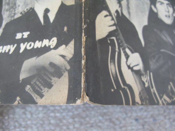 FSLe1965/08「R&B'65.8 THE BEATLES」ビートルズとリヴァプールサウンドの雑誌/R&B/ビートルズ/サイン楽譜出版社/ファンクラブ入会案内_背下部の裂け部分