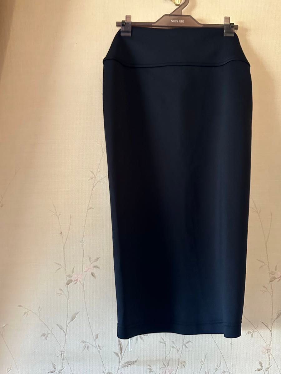 ■新品タグ付き　アディダス  スカート　サイズＭ　6.589円