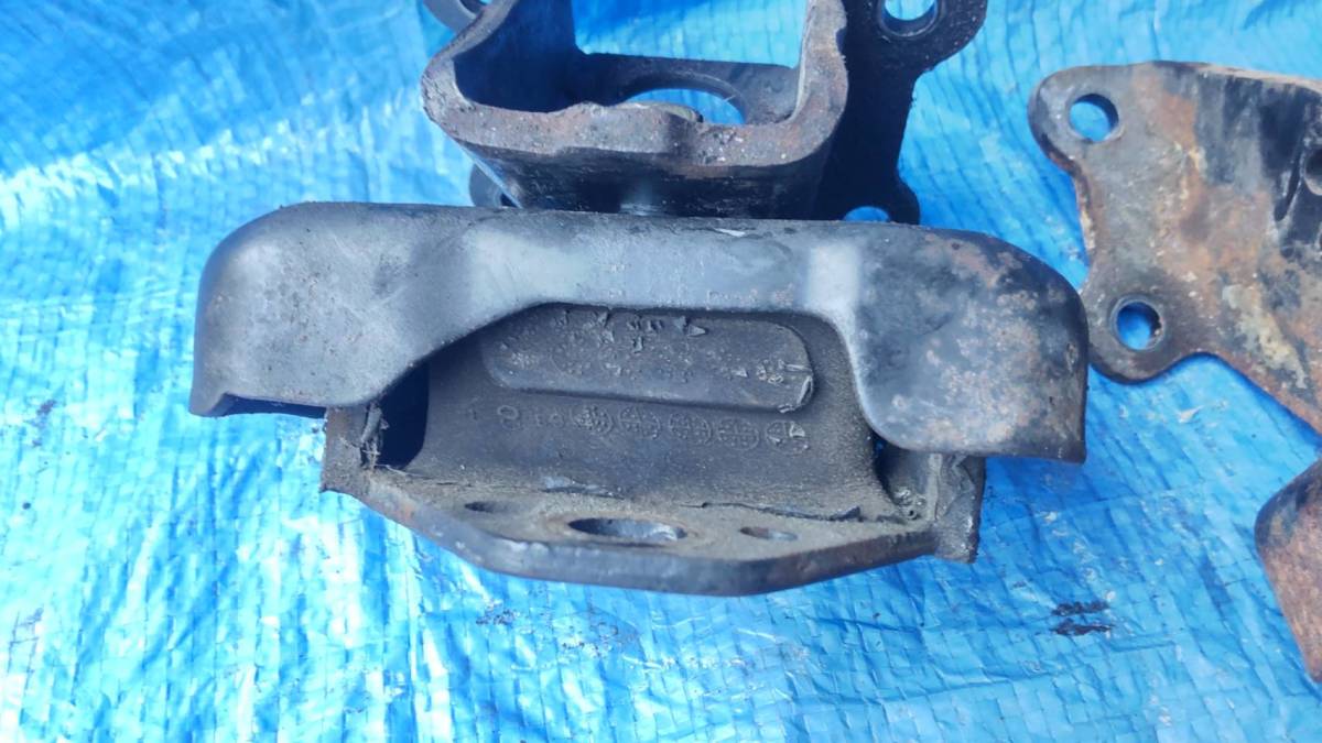 100 series Hiace Regius Ace van engine mount bracket secondhand goods TRH112V 1TR crack . thousand torn is was not found.