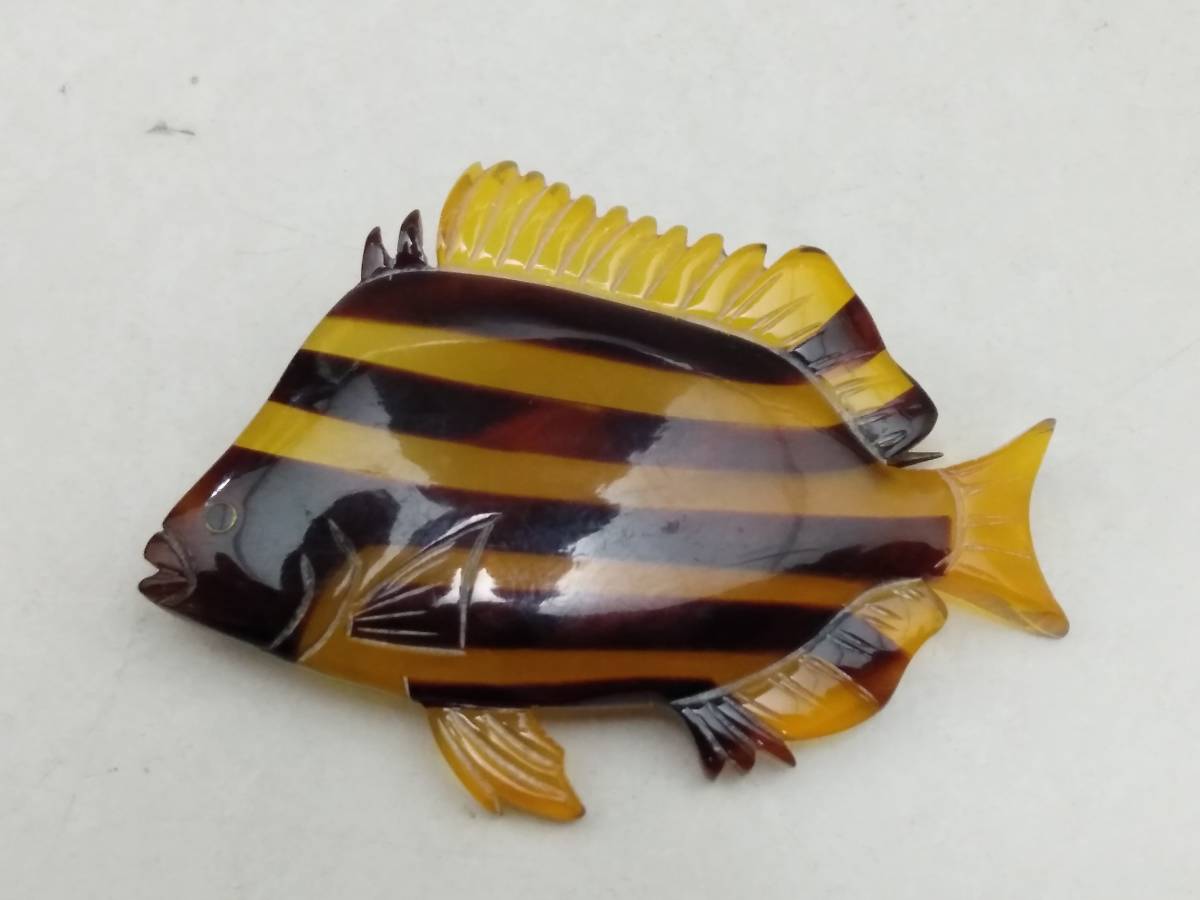 0112-0001　 中古★アンティーク　白・黒甲べっ甲　熱帯魚　ブローチ_画像3