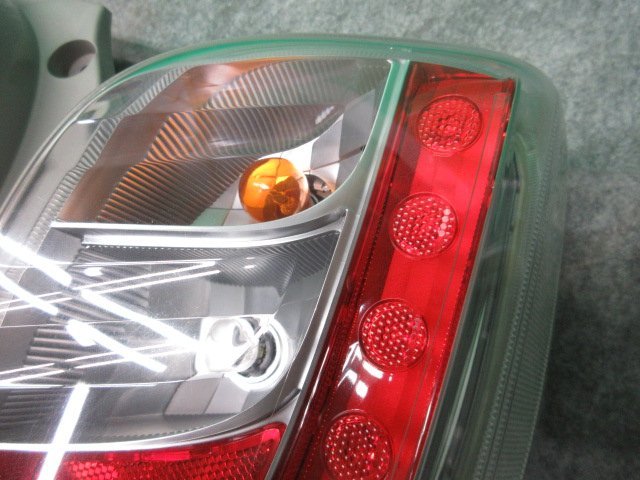 ☆ ダイハツ　ミライース　LA300S-1070・・・　純正　LED　テールランプ　左右　トーカイ 20511　(ハ-4) ☆_画像3